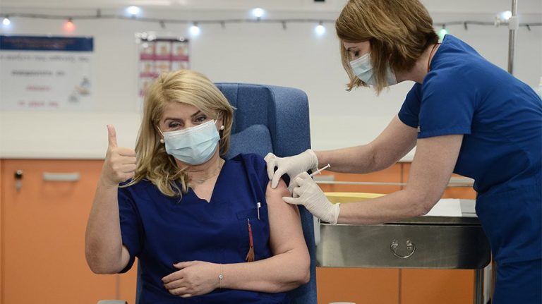 COVID-19/ Vaksinohet infermierja e parë në Greqi, më pas radha e Presidentes dhe Kryeministrit