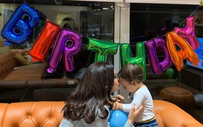 “KA MAMA ÇUN”/ Ministrja Spiropali urim të veçantë të birit në 1 vjetorin e lindjes