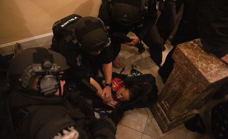 PAMJET E RENDA/ Ndërron jetë gruaja që u plagos brenda Kongresit Amerikan