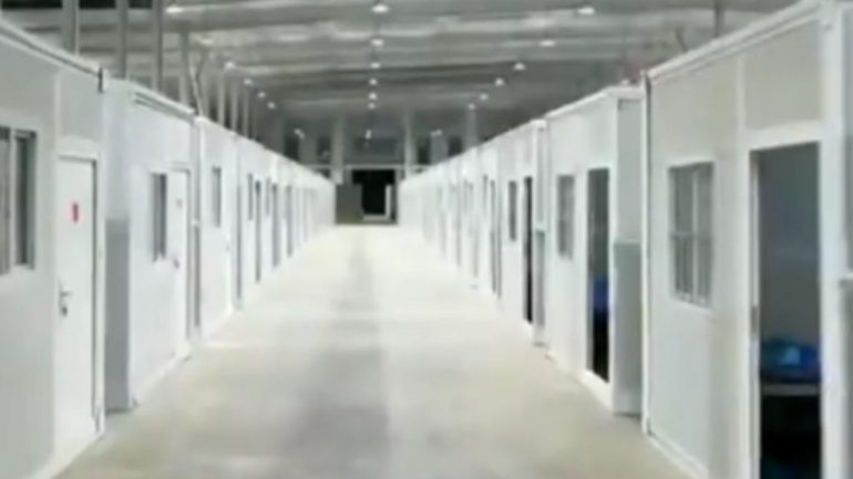 SHPËRTHIMI I VALËS SË RE TË KORONAVIRUSIT/ Kinezët ndërtojnë për 5 ditë një spital tjetër me 1.500 dhoma (VIDEO)