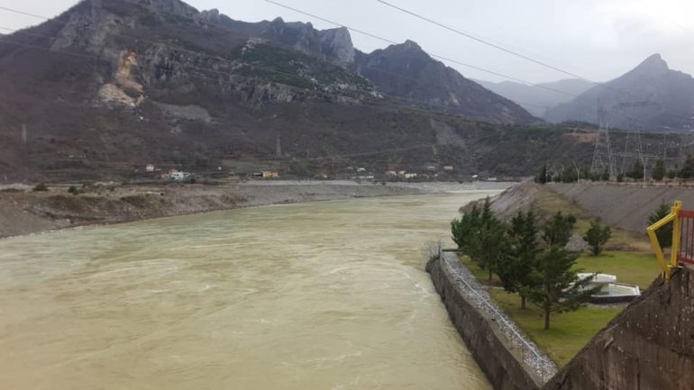 RESHJET MASIVE/ Si paraqitet situata në hidrocentrale, KESH jep të dhënat: Prodhim maksimal energjie