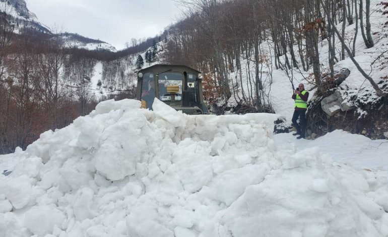 VËSHTIRËSI DHE RREZIK NË AKSIN RRUGOR/ Ja sa ka arritur trashësia e dëborës në Qafë Thore (PAMJET)