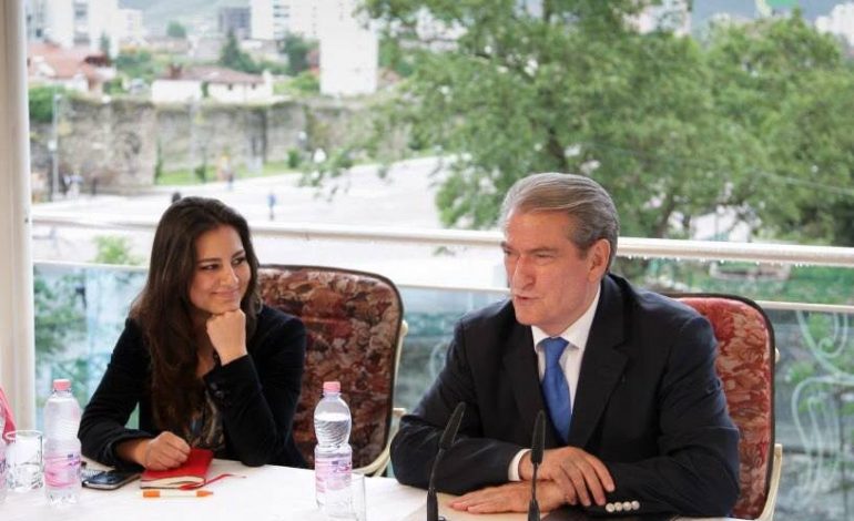 PËRZGJEDHJA E MARKUT NË LEZHË/ Zëdhënësja e Berishës tallet me Bashën: Si të hedhësh në erë me duart e tua Komisionin e famshëm…