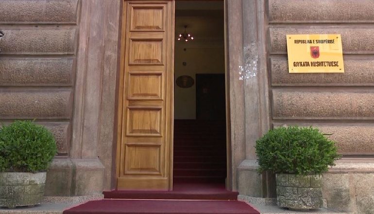 RIKTHEHET GJYKATA KUSHTETUESE/ Sot mbahet seanca e parë, për padinë e ngritur për dënimet në mungesë