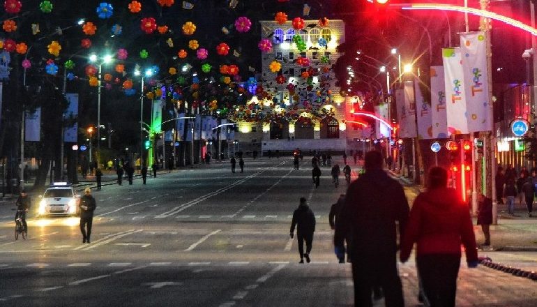 NESËR SKADON AFATI/ Shqiptarët futen për herë të fundit në karantinë në orën 20:30, ja VENDIMET që priten