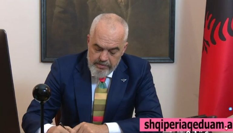 PUBLIKON PAMJET NGA FIERI/ Rama: Në përmbytjet e qametshme të së shkuarës, mijëra krerë bagëti ngordhnin e mijëra familje bllokoheshin (VIDEO)