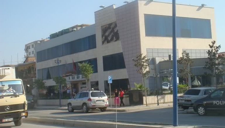 NUK E PRANUAN BRENDA NË LOKAL/ Klienti përleshet me pronarin me sëpata e pistoleta në Babrru