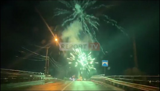 ÇUDIRA NË ELBASAN/ Qytetarët hedhin fishekzjarre nga makina e tyre (VIDEO)