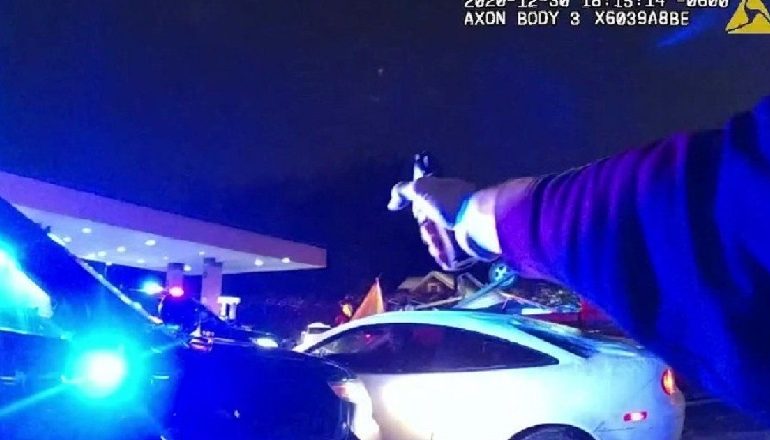 I RIU S’IU BIND URDHËRIT PËR TË NDALUAR DHE QËLLOI EFEKTIVËT/ Policia amerikane vret një tjetër person me ngjyrë (VIDEO)