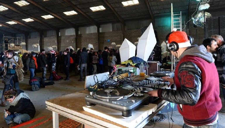 MASAT ANTI-COVID/ Francë: Më shumë se 2,500 persona thyejnë kufizimet, organizojnë festë për ndërrimin e viteve
