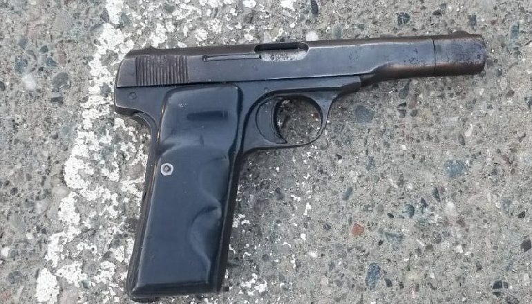 U ARRESTUA NË ALI DEM TEKSA LËVIZTE ME ARMË/ Arratiset nga komisariati 30 vjeçari (EMRI)