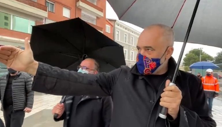 “KËTË PALLATIN KËTU…”/ Rama për rindërtimin e sheshit të flamurit në Vlorë: Do transformohet në një qendër…