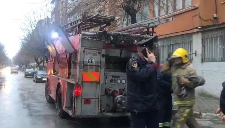 ZJARR NË NJË APARTAMENT NË KORÇË/ 1 person i asfiksuar, jashtë rrezikut. Shkak ngrohësja