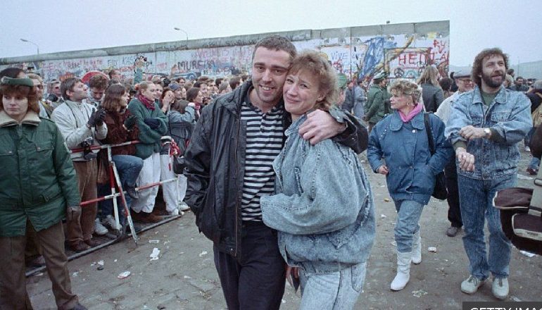 DOSSIER/ Si e riformësoi botën moderne rënia e Murit të Berlinit pas ‘efektit domino’ në të gjitha vendet…