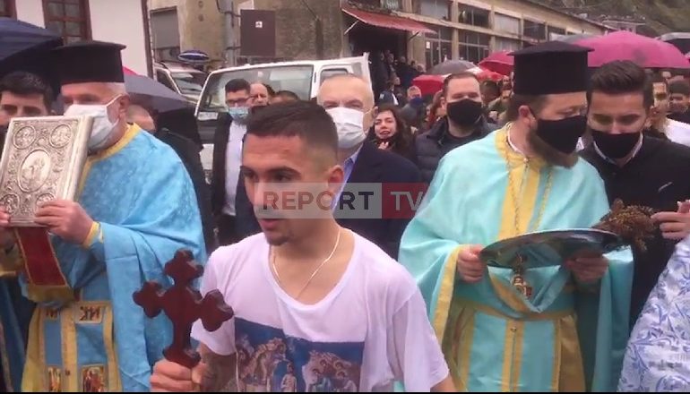DITA E UJIT TË BEKUAR/ Korça anulon traditën e hedhjes së kryqit për shkak të pandemisë, në Berat…