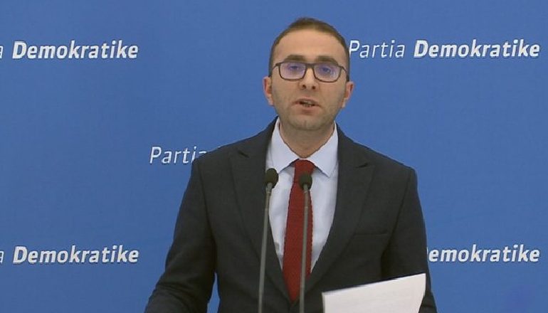 25 PRILLI/ Gazment Bardhi prezantohet si DREJTUES politik në Elbasan: Kini besim tek unë se do iu çliroj nga…