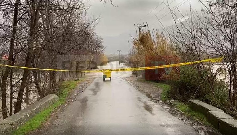 SHIRA TË DENDUR/ Bllokohet rruga që lidh fshatin Kallmet me superstradën Lezhë-Shkodër