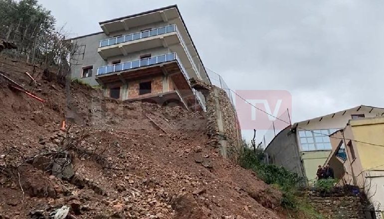 RESHJET E SHIUT NË LEZHË/ Bien muret e disa banesave. Rrezikohen qytetarë e biznese
