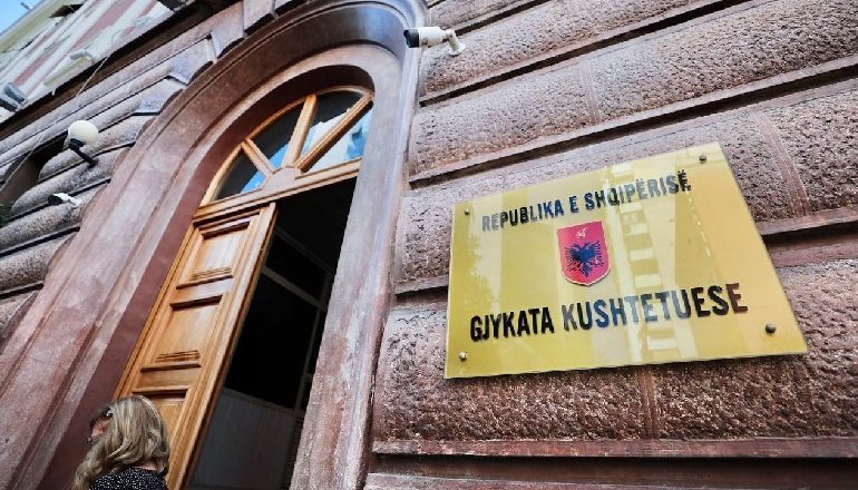 COVID-19 FUTET EDHE NË GJYKATËN KUSHTETUESE/ Seanca do të bëhen pa publik për shkak të virusit