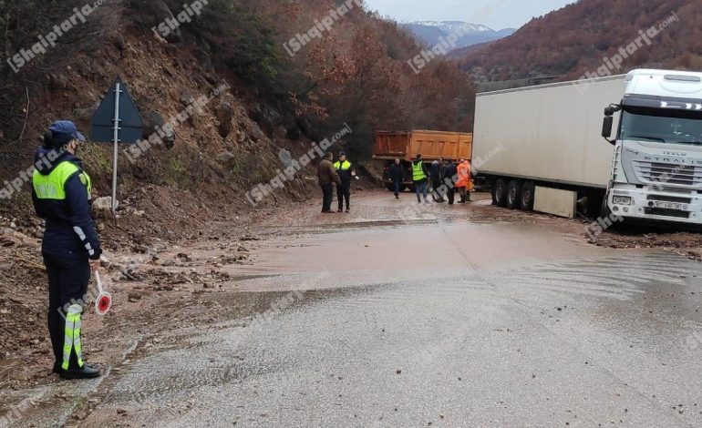 MOTI I KEQ/ Rrëshqitje dherash në aksin Librazhd-Përrenjas, një maune devijon nga rruga (FOTO)