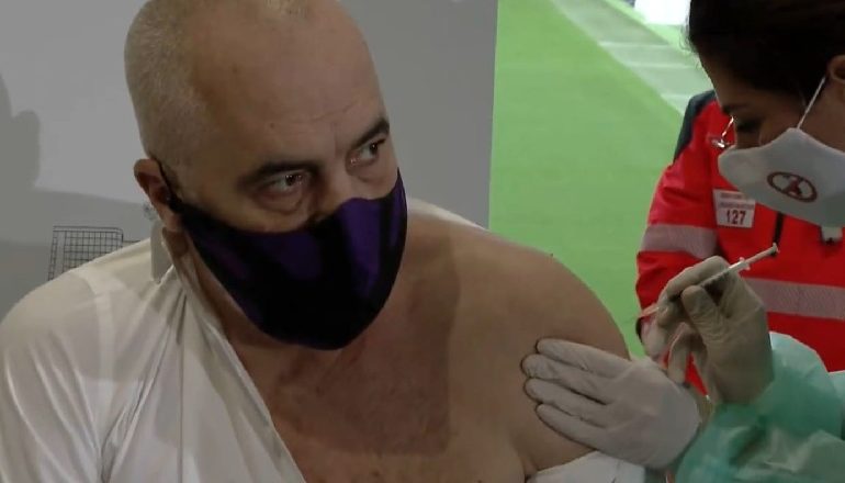 VIDEOLAJM/ Pas Najada Çomos, Rama vaksinohet kundër COVID-19