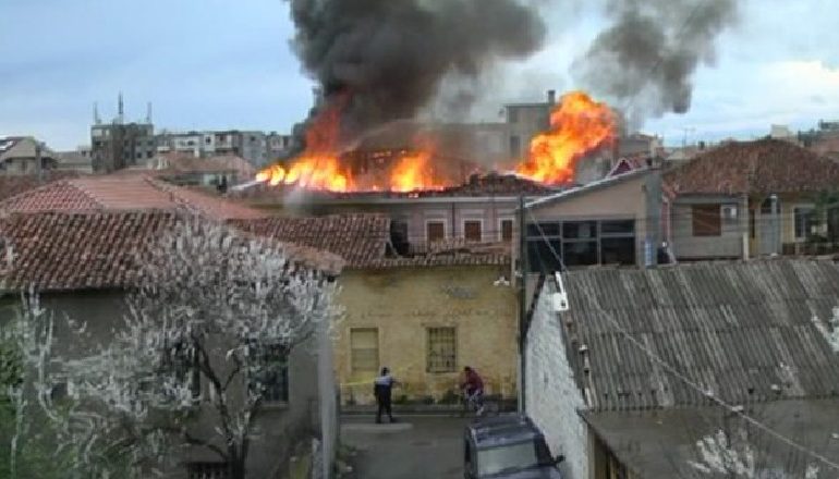 E RËNDË/ Merr zjarr banesa, lëndohet 94-vjeçari në Kavajë