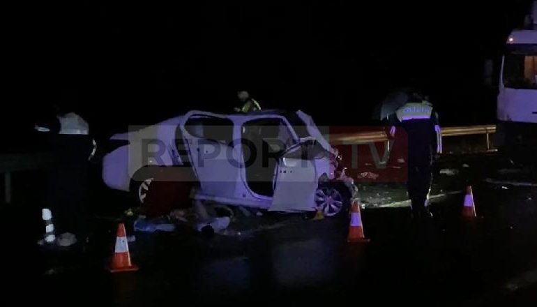 AKSIDENTI ME 4 VIKTIMA TEK RRUGA E KOMBIT/ Pamje të rënda , makina bëhet copë (VIDEO)