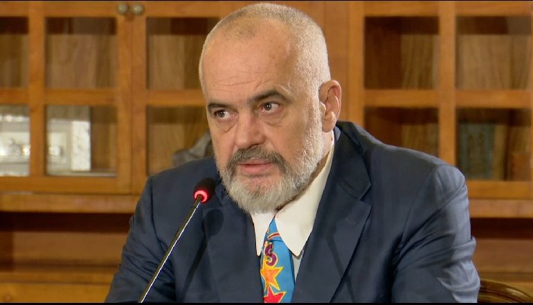 ANKESA NË KQZ PËR MASKËN E KRYEMINISTRIT ME LOGON E PS/ Reagon Rama: S’është për partinë, janë 2 gërma të dashura për mua