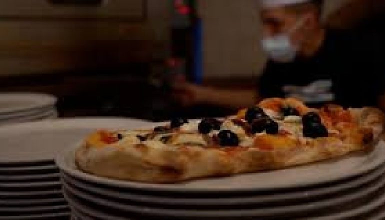 KORONAVIRUSI NË ITALI/ Restorantet në Romë sfidojnë rregullat antiCOVID