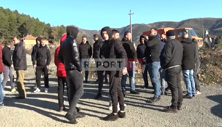 BLLOKUAN “RRUGËN E KOMBIT” PËR TË PROTESTUAR/ Policia: Nën hetim 8 banorë të Mirditës