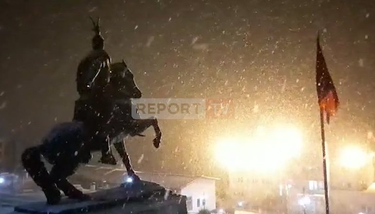 TEMPERATURAT E ULËTA/ Kruja përfshihet nga reshjet e dëborës (VIDEO)