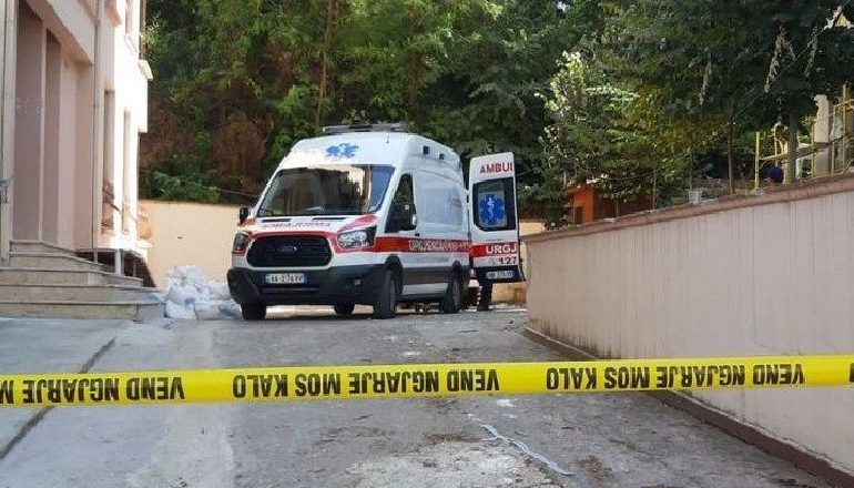 E RËNDË NË TIRANË/ Punëtori bie nga lartësia në pallatin në ndërtim, dërgohet me urgjencë në spital