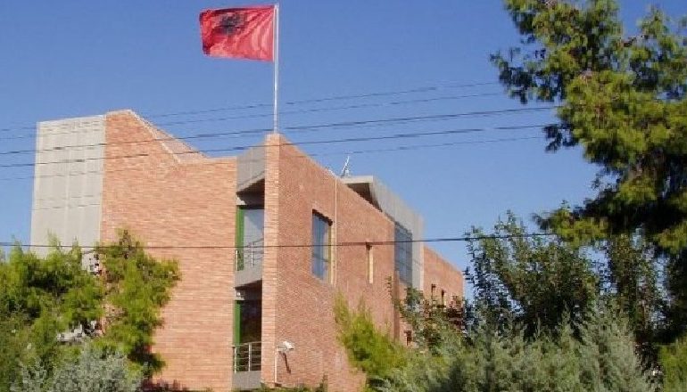 NJOFTIM I RËNDËSISHËM/ Ambasada shqiptare në Athinë: Shtyhet afati për tërheqjen e dokumenteve biometrike