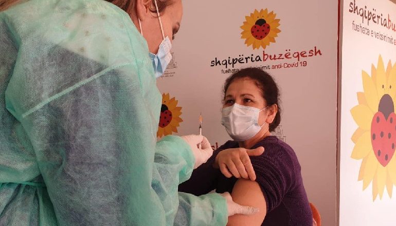 VAKSINIMI ANTI-COVID/ Kush janë mjekët që morën sot vaksinën Pfizer në “Air Albania” (FOTOT)