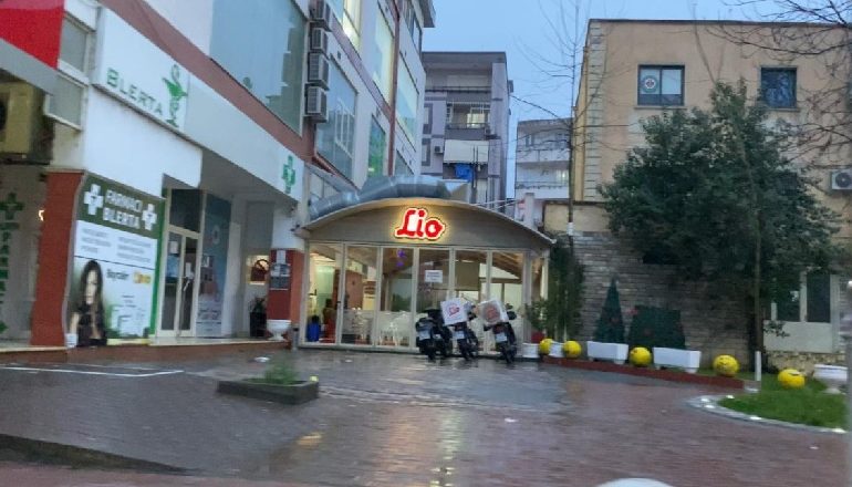 E RËNDË/ I thyhen xhamat një fast-food në Elbasan pranë Drejtorisë së Policisë (EMRI)