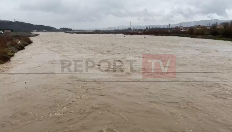RESHJE SHIU NË VEND/ Fryhet lumi Shkumbin e përroi i Zaranikës, rrezikohet përmbytja e disa zonave