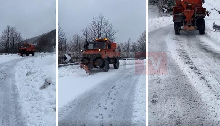 MOTI I KEQ/ Reshje shiu e dëbore gjatë mbrëmjes në Korçë, në rrugën e Dardhës kalimi me zhinxhirë ose goma dimërore
