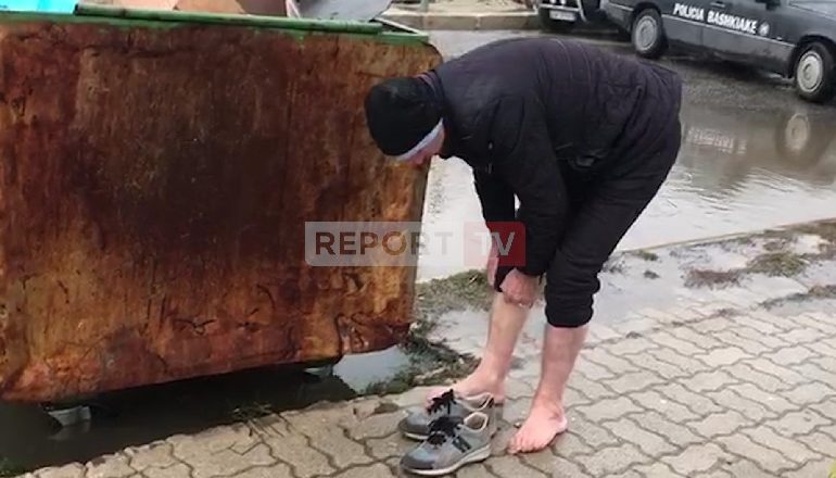 MOTI I KEQ/ Rruga bllokohet nga uji në Bulqizë, qytetari heq këpucët për ta kaluar (VIDEO)