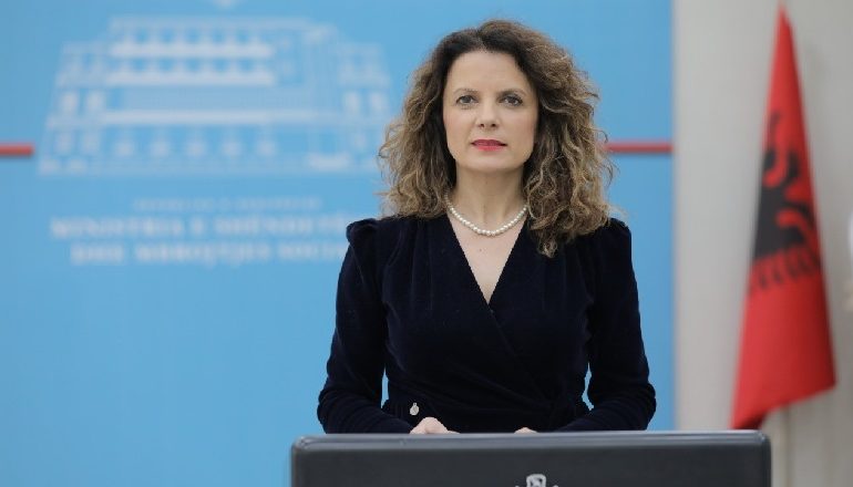 MBI 600 PERSONEL MJEKËSOR TË VAKSINUAR/ Tomini: Të gjithë do marrin dozën e dytë