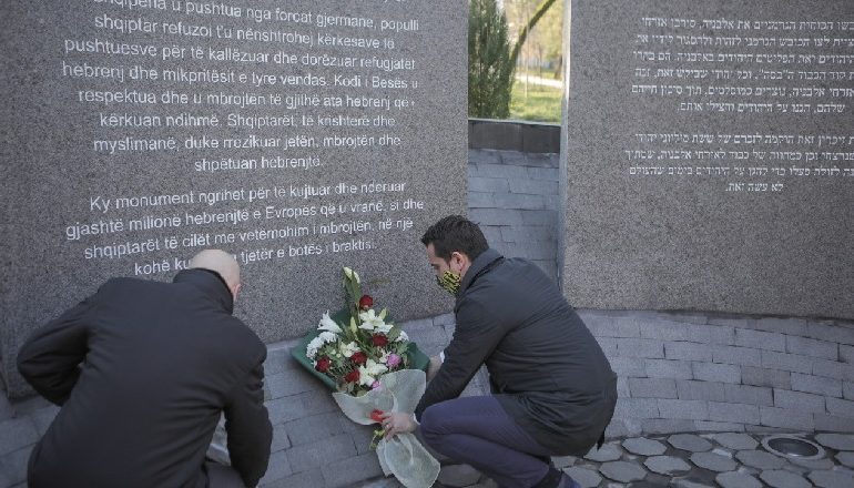 HOMAZH NË MEMORIALIN E HOLOKAUSTIT NË TIRANË/ Veliaj: Koha të reflektojmë…