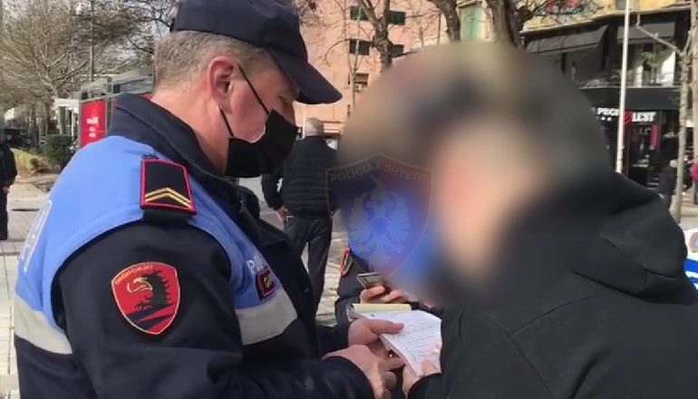 NUK RESPEKTUAN MASAT ANTI-COVID/ Policia gjobit 885 qytetarë në 48 orët e fundit
