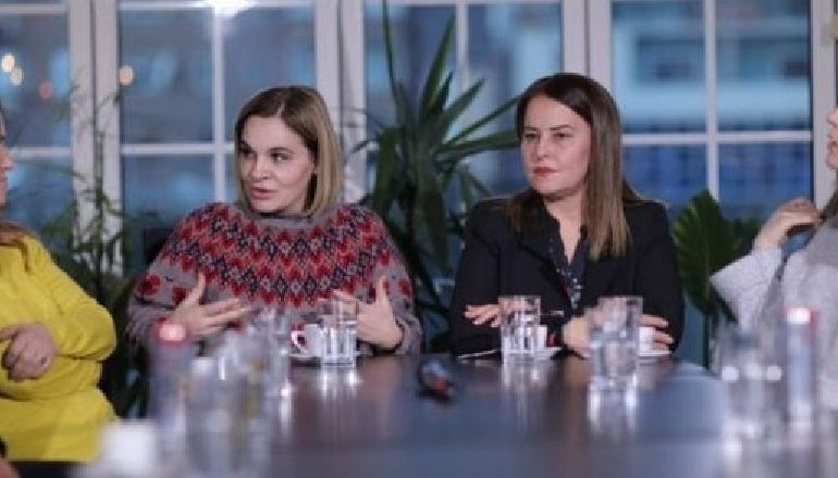 PAJTOHET ME “TRADHTARËT”/ Kryemadhi del në krah me deputeten që e akuzoi si e blerë nga paratë e drogës