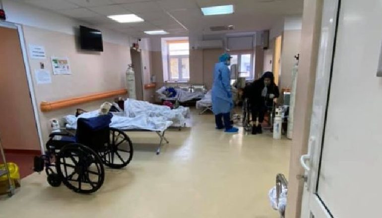 PACIENTË KORRIDOREVE DHE FYTYRA TË FRUSTRUARA/ Ja cili është spitali që u përfshi mëngjesin e sotëm në flakë në Rumani