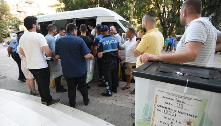 RREGULLAT E SJELLJES SË POLICISË MË 25 PRILL/ Kur hyn në qendrat e votimit e numërimit dhe si do shoqërohen kutitë. Ushtria dhe SHISH do qëndrojnë… (DOKUMENTI)
