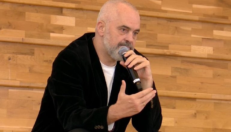 VIZITË NË KORÇË/ Rama bashkëbisedim me qytetarët: Tërmeti i nëntorit fatkeqësi me përmasa të mëdha, shkollat e rindërtuara…