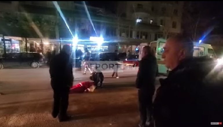 U PËRPLASËN NGA MAKINA DUKE KALUAR RRUGËN/ Ndërron jetë 67 vjeçari në Fier, gruaja e tij…