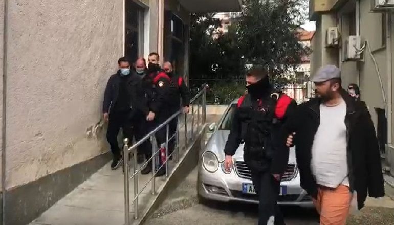 RRAHËN 57-VJEÇARI NË MALLAKASTËR/ Gjykata jep masën e arrestit për tre shokët