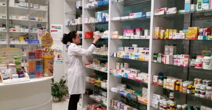 GRABITET FARMACIA NË TIRANË/ Hajduti u merr të gjithë xhiron ditore duke i kërcënuar me armë lodër (DETAJET)