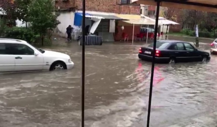 MOTI I KEQ/ Nisin evakuimet në Durrës. Situatë alarmante, shtëpitë mbulohen nga uji