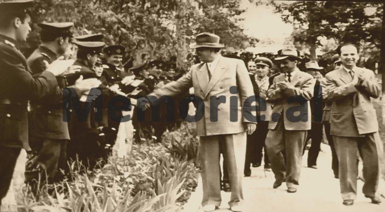 DOSSIER/ Letrat “tepër sekrete” për Enver Hoxhën: Do shkurtojmë 1915 efektivë të…